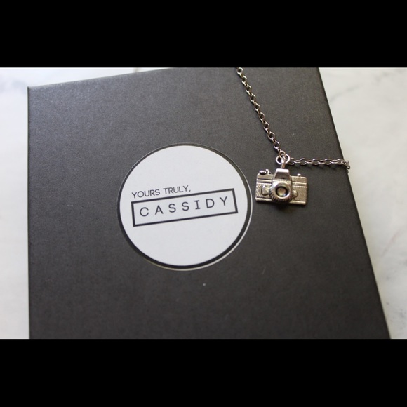 Camera Necklace *PENDANT NECKLACE* - Picture 2 of 4